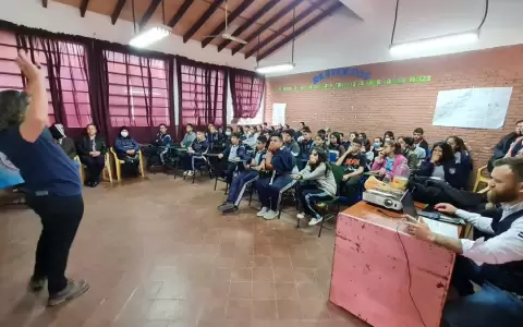 Alumnos recibieron charla sobre educaci�n vial por parte de constructora de Tres Bocas