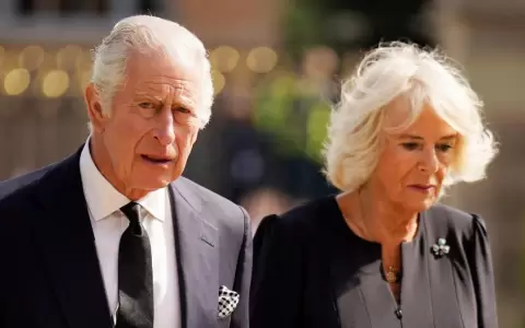 Decenas de los empleados de Carlos III reciben un preaviso de despido en pleno duelo
