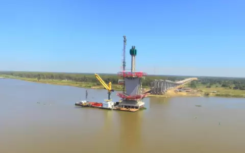 Puente H�roes del Chaco: levantan estructura clave para avance de la obra