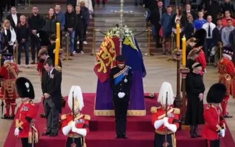 Los pr�ncipes Guillermo y Enrique velan juntos el f�retro de Isabel II