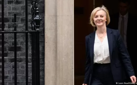 Liz Truss admite errores y rechaza abandonar el gobierno brit�nico