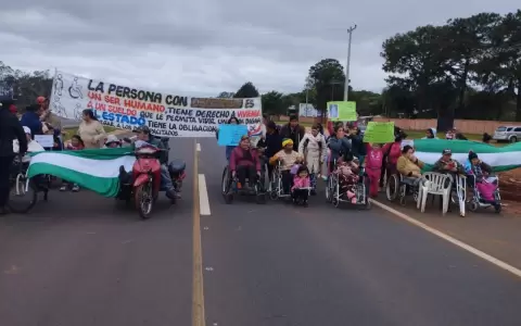 Personas con discapacidad se manifiestan sobre la ruta PY02 con bloqueos intermitentes
