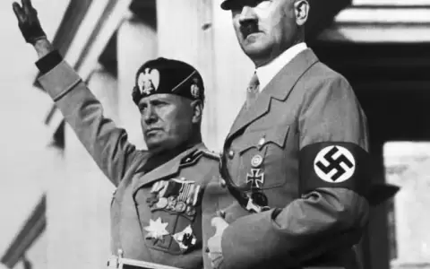 Mussolini, de ni�o con problemas para hablar y adolescente marxista, al tirano que cre� el fascismo