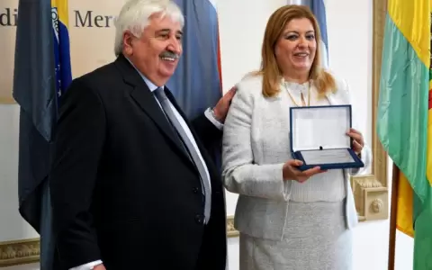Sandra Qui��nez recibe reconocimiento en Uruguay