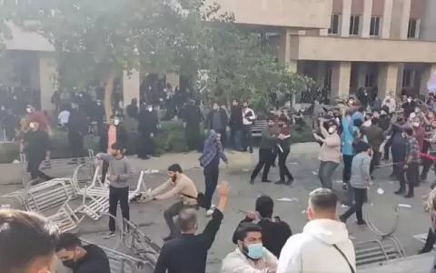 Iran�es salieron a protestar pese a advertencias de la Guardia Revolucionaria