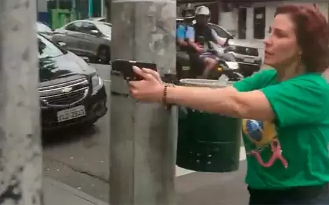 Diputada bolsonarista fue filmada con un arma persiguiendo a seguidores de Lula