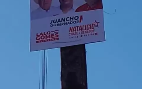 Pillan a funcionarios de la ESSAP colgando afiches electorales en PJC