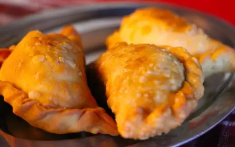 Paraguayos celebran el d�a a su men� m�s comercializado: la empanada