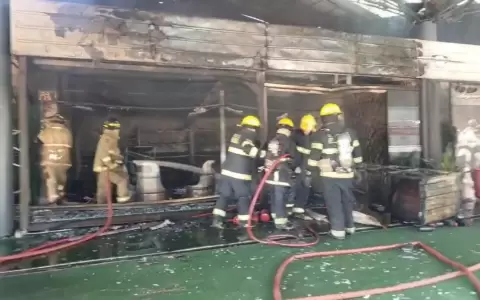 Incendio de gran magnitud un local de venta de motos