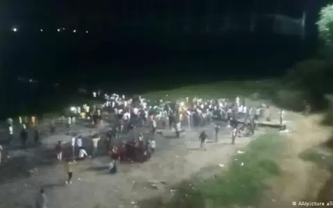 Al menos 40 muertos al colapsar puente colgante en India
