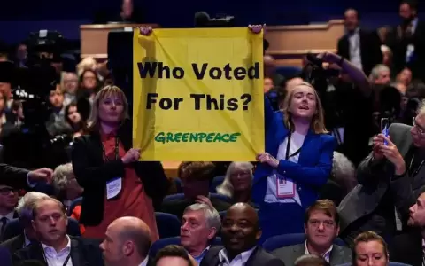 Una protesta ecologista interrumpi� a Liz Truss mientras defend�a su plan econ�mico