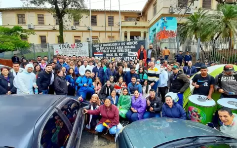 Vigilia de m�dicos frente a Salud: piden pago de compensaciones y salarios atrasados