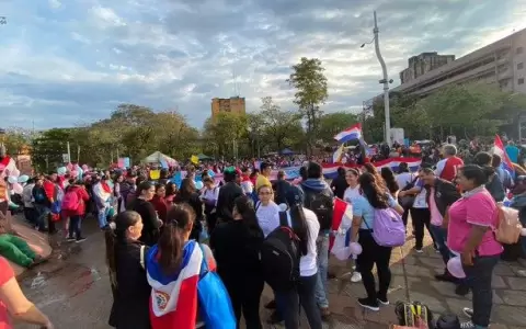 Llamativo apoyo de instituciones p�blicas a marcha contra la Transformaci�n Educativa