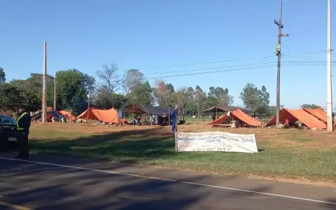 Manifestantes est�n apostados en zona de la ruta PY08