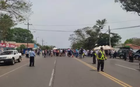 Manifestantes cierran la ruta PY02 a la altura de Caacup�