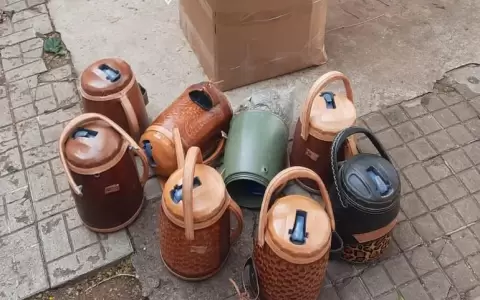 Hallan marihuana picada en termos forrados que estaban en un basurero