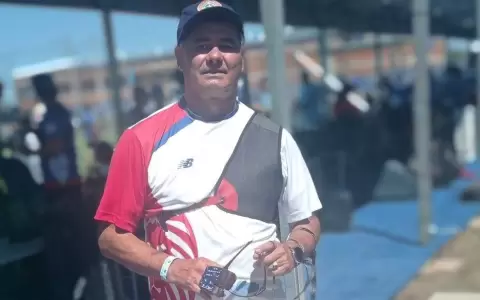Es chofer de la L�nea 30, tiene 54 a�os y cumpli� su sue�o de competir a nivel internacional