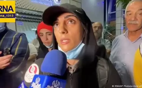 La escaladora iran� Elnaz Rekabi lleg� a Teher�n y fue recibida por una multitud