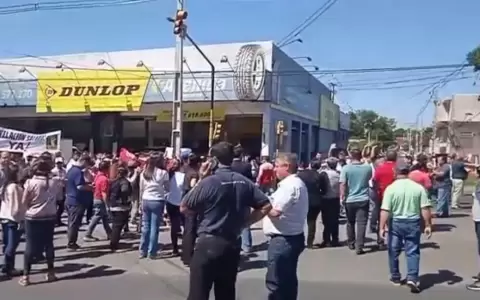 Sindicatos de la UNA cierran la ruta PY02 para exigir presupuesto