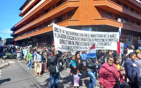 Ind�genas marchan bajo el lema: "Sin territorio no hay vida"