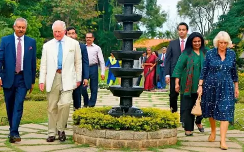 En plena crisis del Reino Unido, la reina consorte Camila va a la India para terapia de rejuvenecimiento