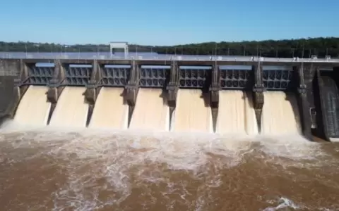 Acaray abre compuertas debido al nivel de las aguas y para mantener su seguridad operativa