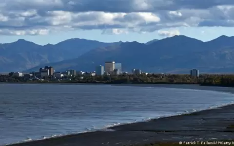 Ciudadanos rusos cruzan en balsa el Estrecho de Bering y piden asilo a Estados Unidos