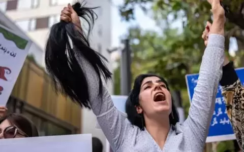 Por qu� cortarse el pelo se ha convertido en un s�mbolo de solidaridad con las mujeres que protestan contra el gobierno en Ir�n