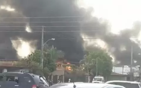Incendio de gran magnitud en f�brica de pl�sticos de Limpio