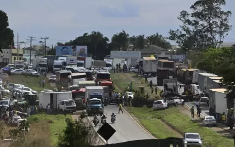 Bolsonaro calla y camioneros exigen un golpe contra la victoria de Lula