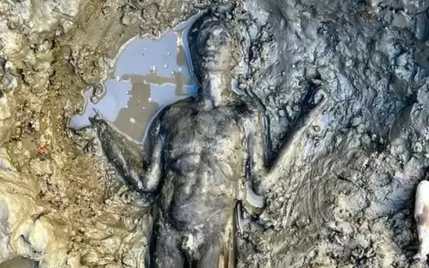 Impresionante hallazgo de estatuas de bronce etruscas y romanas sepultadas en el barro