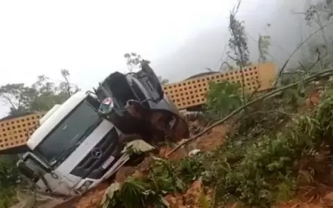 Curitiba: ruta clausurada a ra�z del deslizamiento de tierra que arrastr� coches y camiones