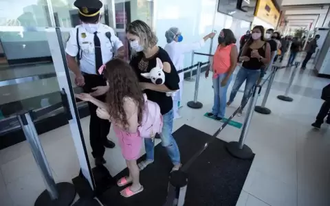 Brasil volvi� a imponer uso obligatorio de mascarillas en aeropuertos y aviones por rebrote de covid-19
