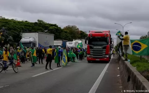 Bolsonaro apoya protestas de seguidores pero pide liberar carreteras