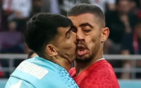 Impactante: el fuerte choque de caras entre dos jugadores de Ir�n