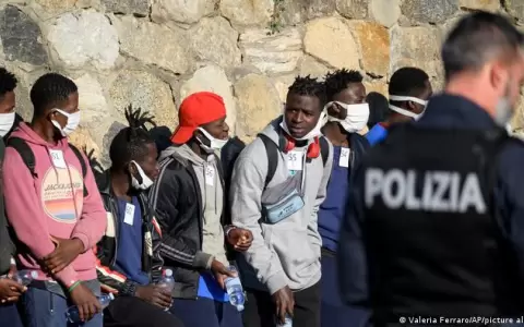Barco humanitario con 89 migrantes rescatados del Mediterr�neo atraca en Sicilia