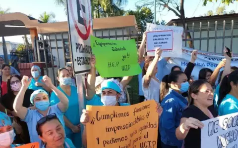 Contin�an las manifestaciones de funcionarios del Hospital Acosta �u