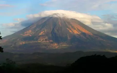 Un volc�n en El Salvador entr� en erupci�n