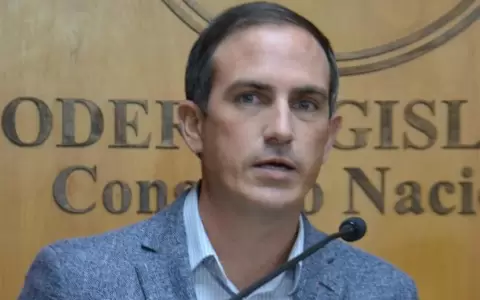 Extender mandato de intendencias destruye la democracia, dice senador