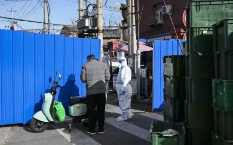 China recrudece su pol�tica del covid cero: ahora tambi�n construye muros para aislar barrios en Beijing