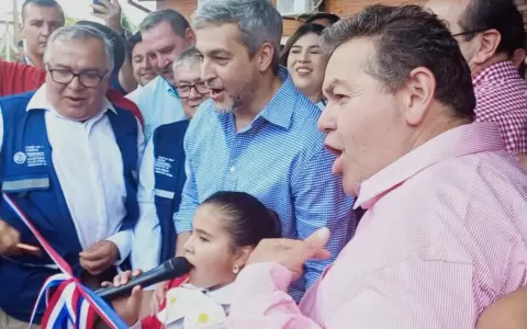 Al son de �Sigo siendo el rey�, presidente mostr� sus dotes de cantante