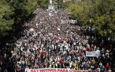 Multitudinaria marcha en Madrid por una sanidad 100 % p�blica