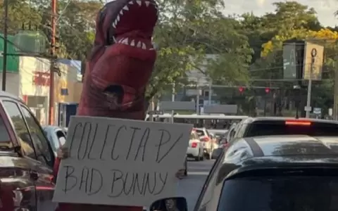 �Lo consigui�! Vestido de dinosaurio juntaba dinero para ir al concierto de Bad Bunny
