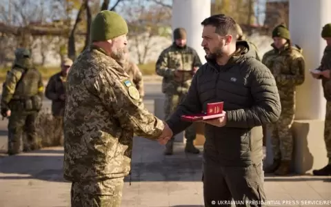 Zelenski iza la bandera ucraniana en la reci�n liberada Jers�n