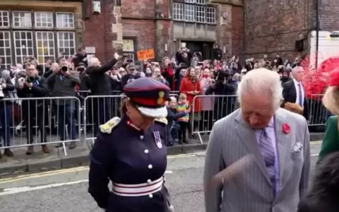 Carlos III y Camila atacados a huevazos durante inauguraci�n de una estatua de la reina Isabel