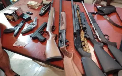 Allanan casa de exconvicto que amenazaba a vecinos con rifles, pero Fiscal�a lo deja libre