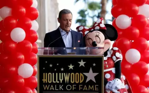 Acciones de Disney suben con fuerza tras el anuncio del regreso de Bob Iger para liderar la compa��a