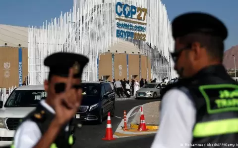 Egipto expulsa de la Cumbre del Clima COP27 a defensor de DD.HH. y activista