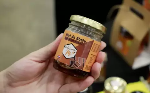 Innovan el mercado con miel de abeja saborizada