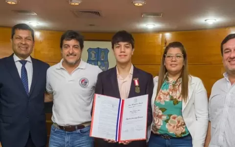 Asunci�n condecora a Samaniego con la medalla Arsenio Erico
